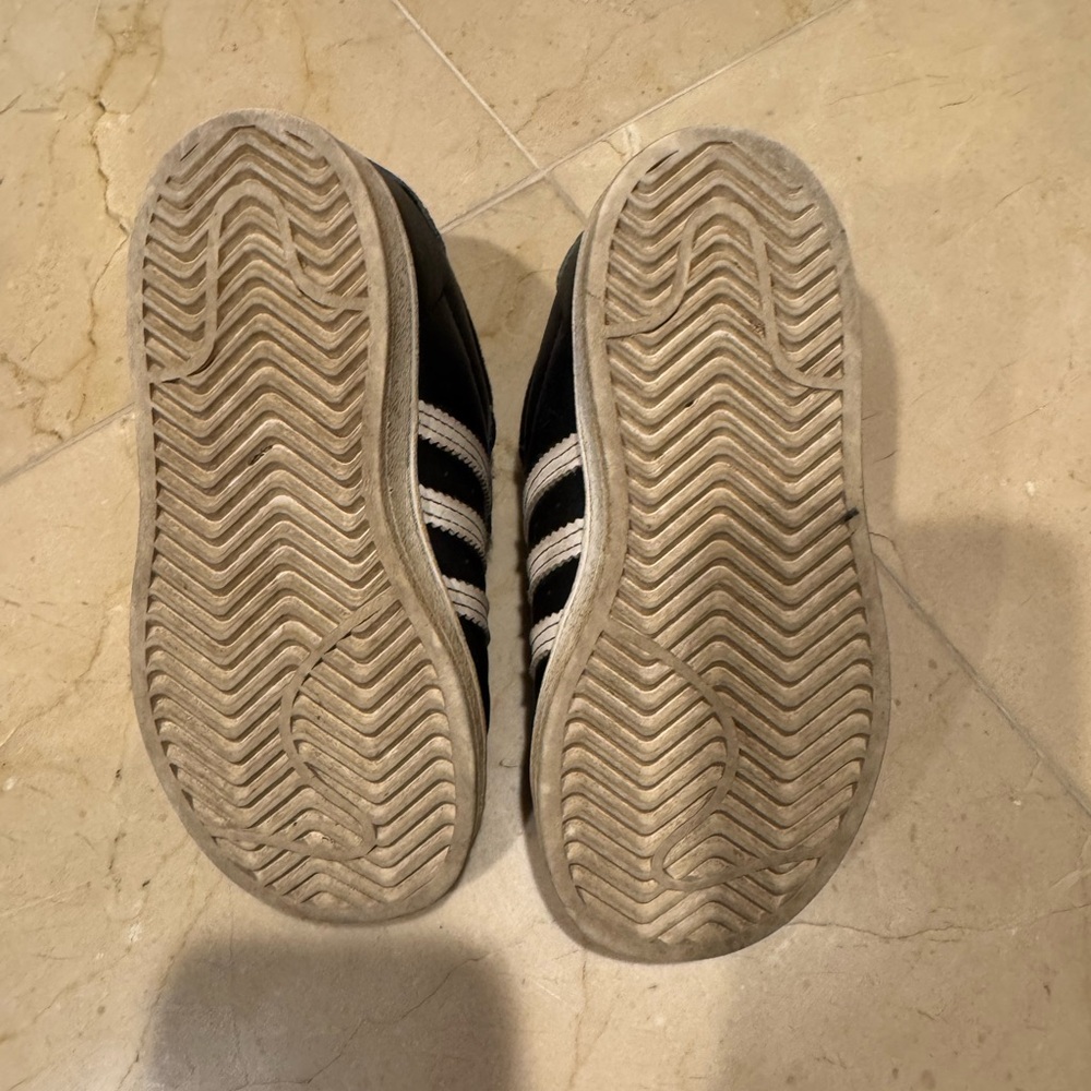 š„LIMITED EDITIONš„ Adidas LEGO collaboration - Kids Superstar, size 9C - Picture 4 of 4